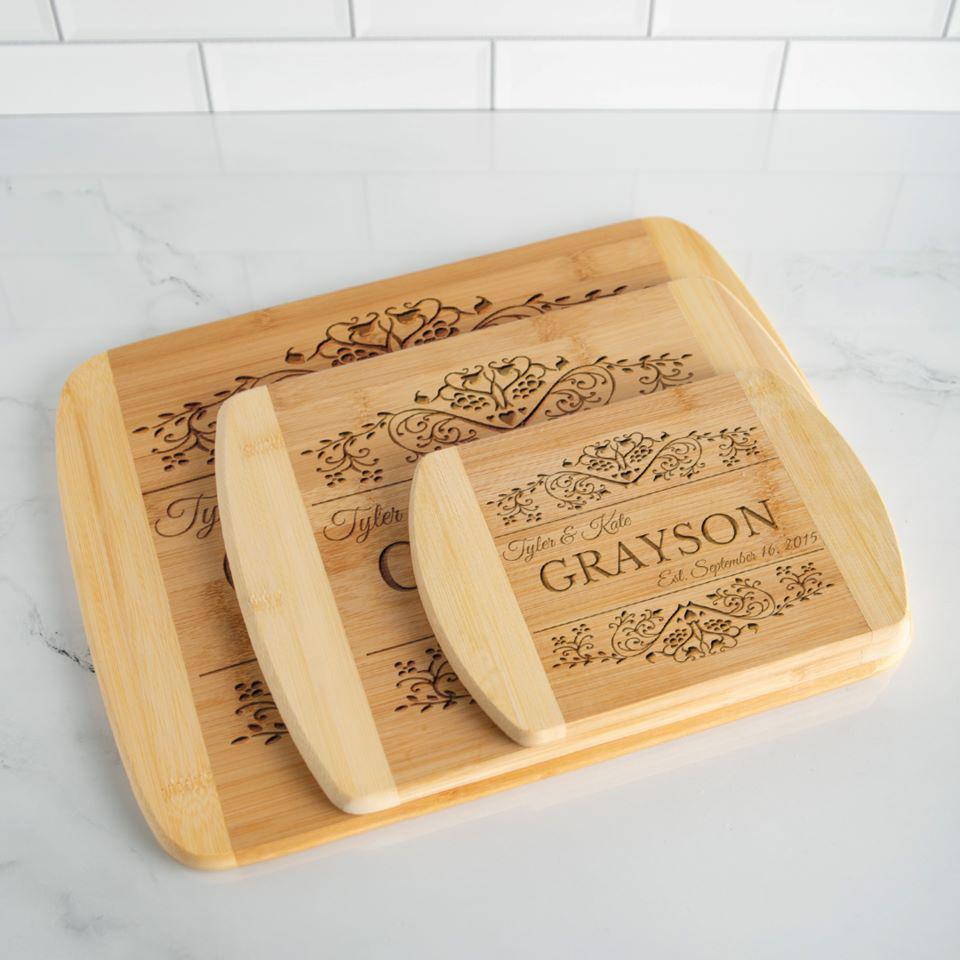 https://www.agiftpersonalized.com/cdn/shop/products/staged_cuttingboard_twotonerounded_sizecomparison_grayson_square_a60e3225-a00f-42d2-bb2b-6a7162d79445_1800x1800.jpg?v=1681541771